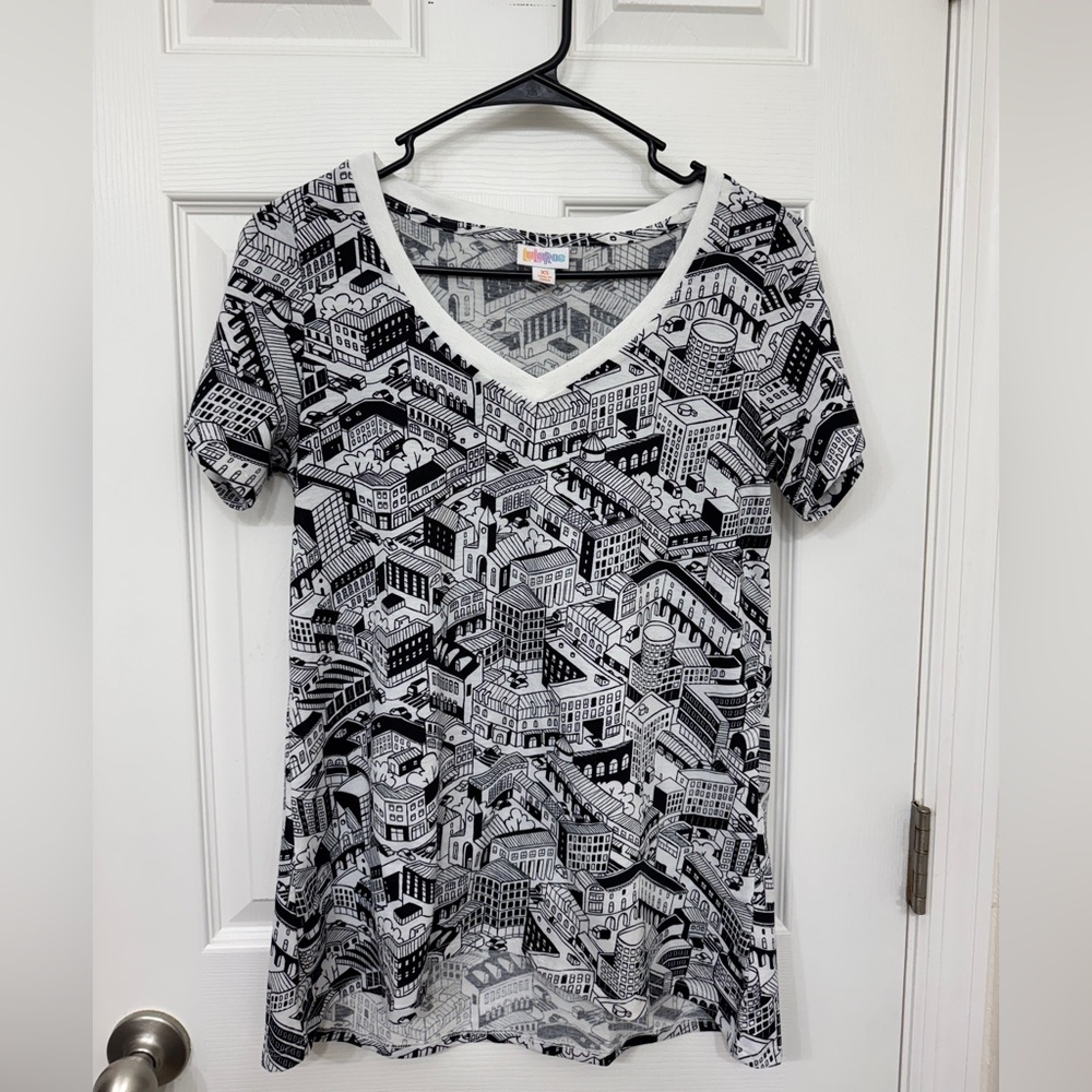 💐 LuLaRoe Short Sleeve Christy Tee Building print - SUMMER SALE 💐3 for $30💐